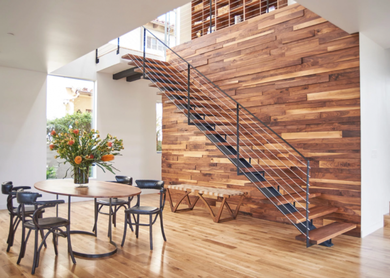 holzverkleidung und wandgestaltung für modernes innendesign mit treppen im wohnzimmer