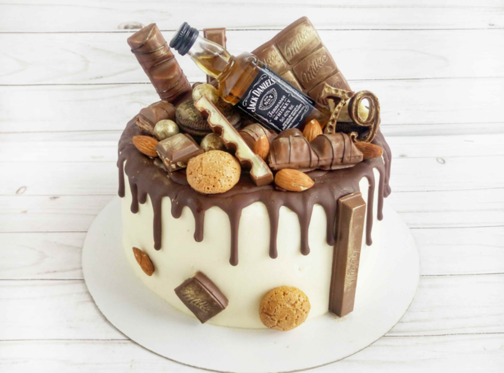 kalorienbombe schokoladen-sahne-torte mit desserts und whisky flasche für männer.jog
