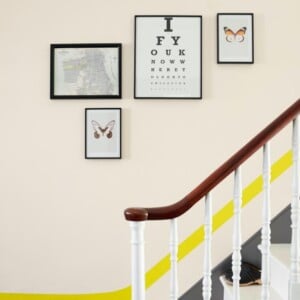 klassisches design deko treppenhaus mit bilderrahmen und treppengeländer farbig