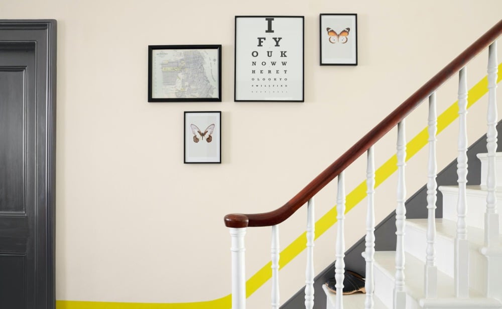 klassisches design deko treppenhaus mit bilderrahmen und treppengeländer farbig