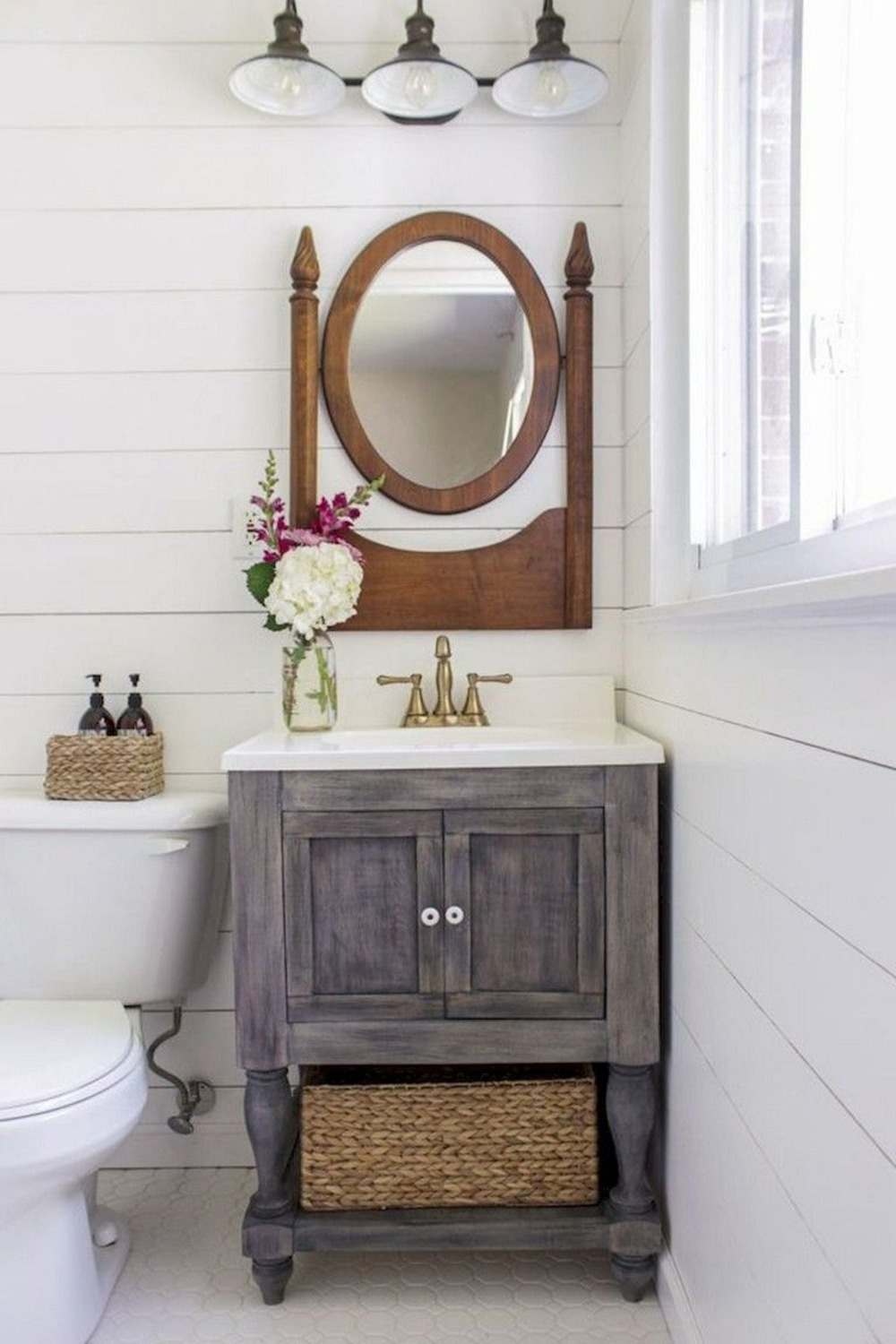 kleiner waschtisch holz rustikal vintage look mit altem spiegel und leuchtmitteln sowie korb für aufbewahrung