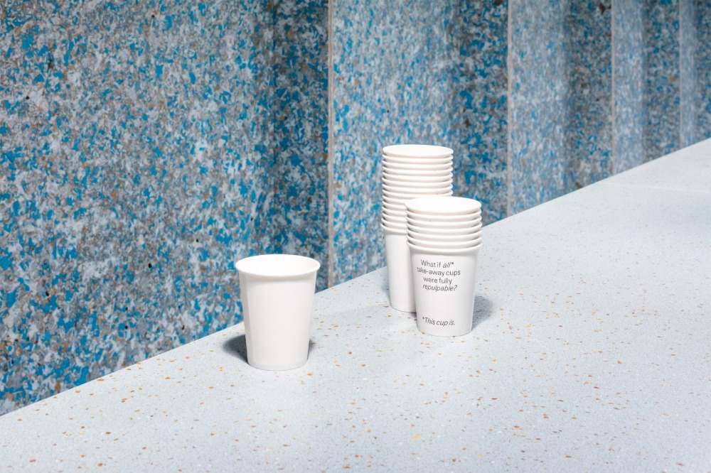 konzept für wiederverwendung von plastik als becher für kaffee