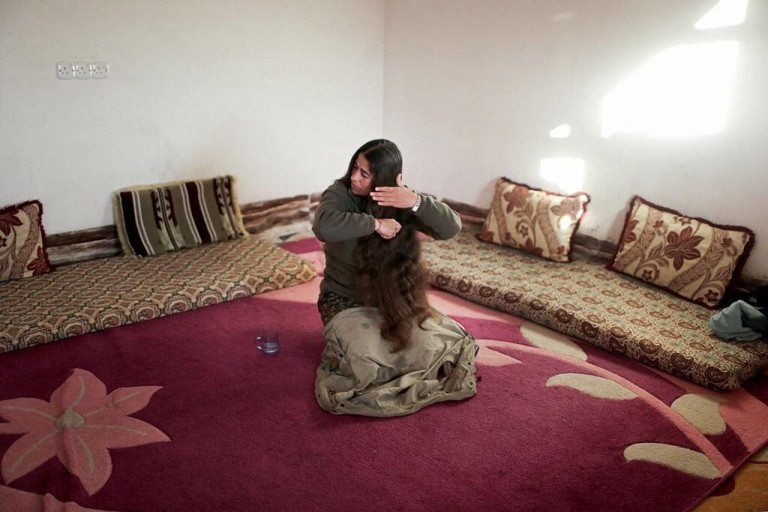 kurdische Frau kämmt ihre langen Haare 