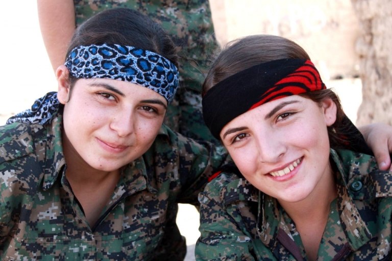 kurdische Frauen mit Kopfband an der Stirn