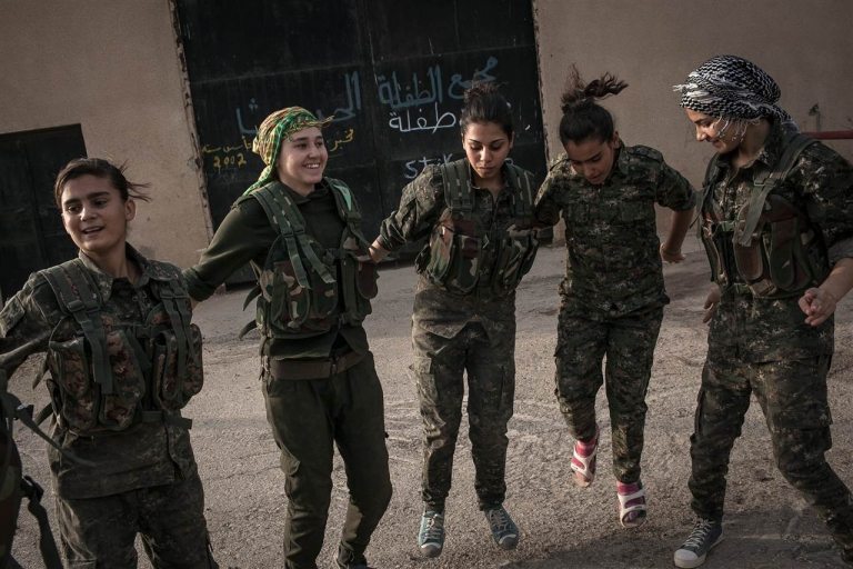 kurdische Frauen tanzen vor Freude feiern Wiedersehen
