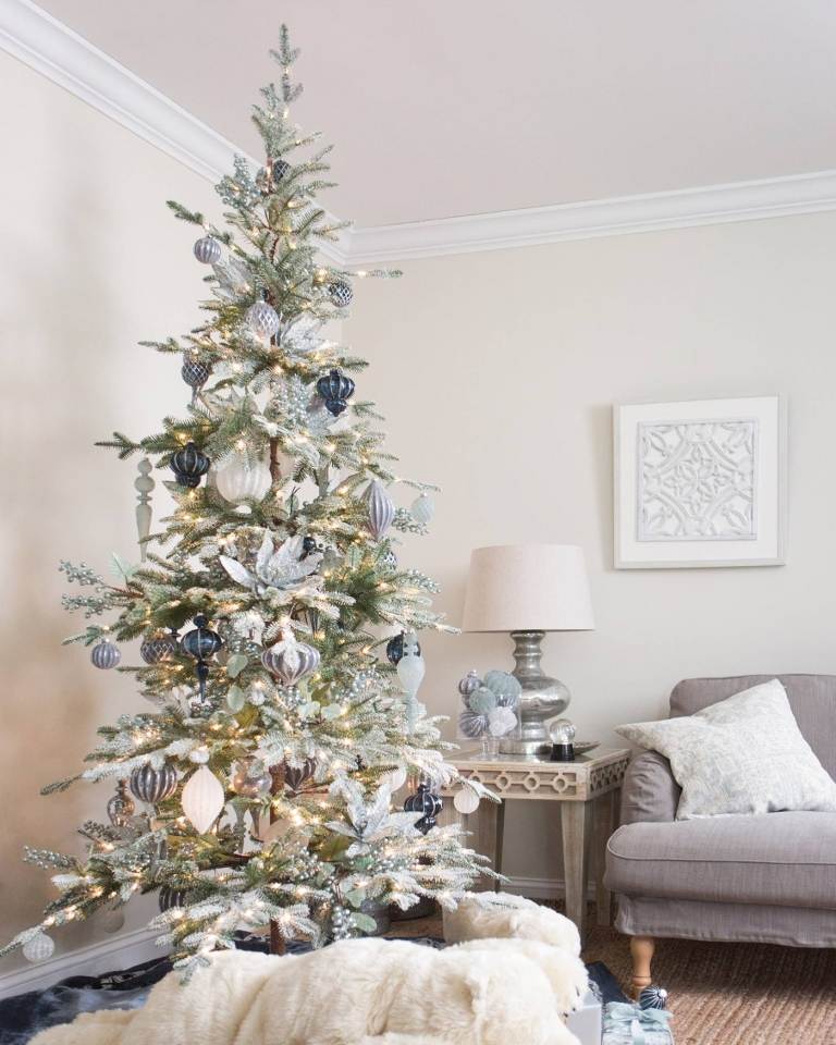 künstlicher Weihnachtsbaum rot weiß geschmückt in der Ecke des Wohnzimmers mit Kristall Christbaumschmuck Ideen