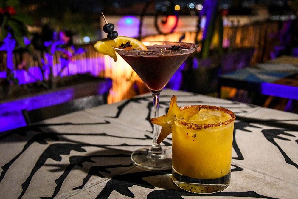leckere cocktails am abend in einer bar genießen
