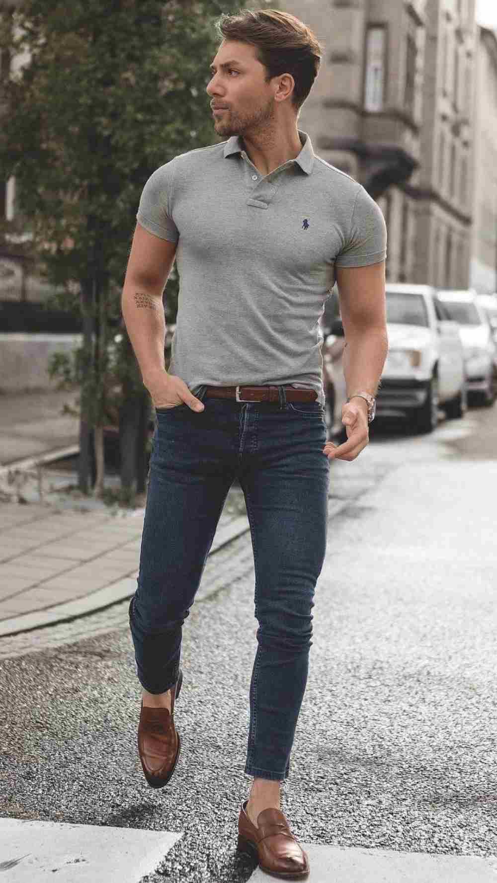 legeres casual friday poloshirt outfit mann mit engen jeans und derbyschuhen auf der straße