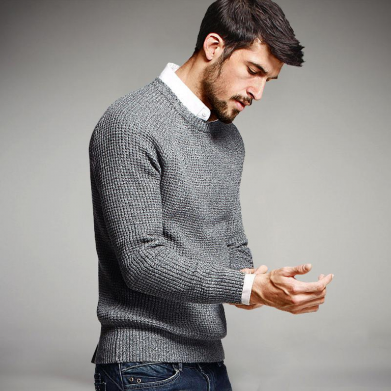 mann mit casual friday pullover über hemd als grau mit weiß kombinieren für casual look männer