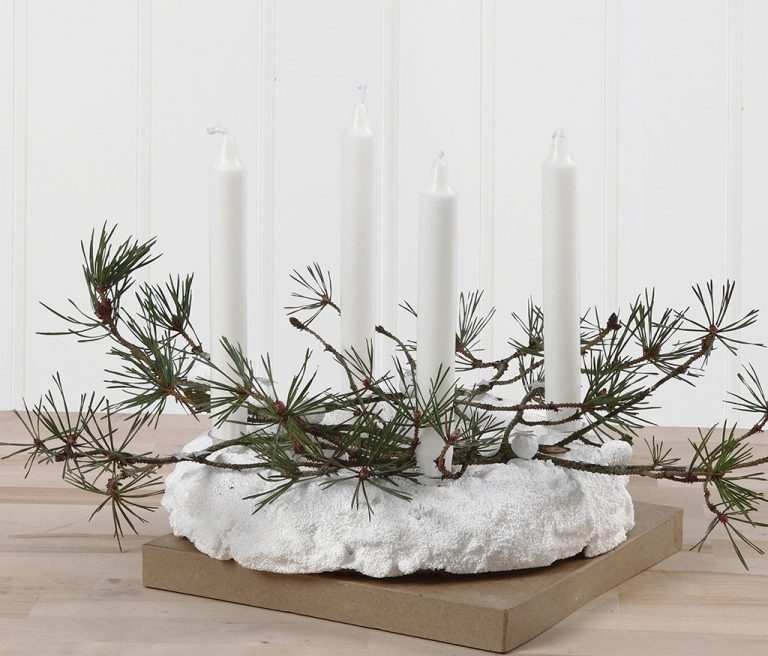 moderne Adventsgestecke basteln Tannenzweige und Kerzen auf Styropor Kranz mit Kunstschnee und Beton-Platte