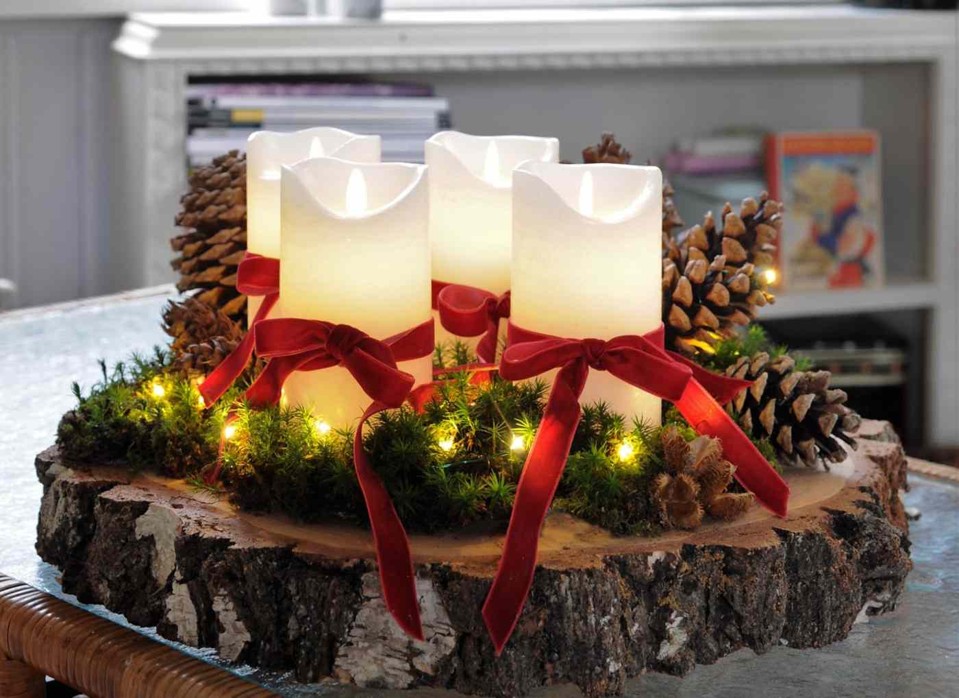 moderne Adventsgestecke basteln mit Lichterkette dekorieren und rote Bänder um die Kerzen binden