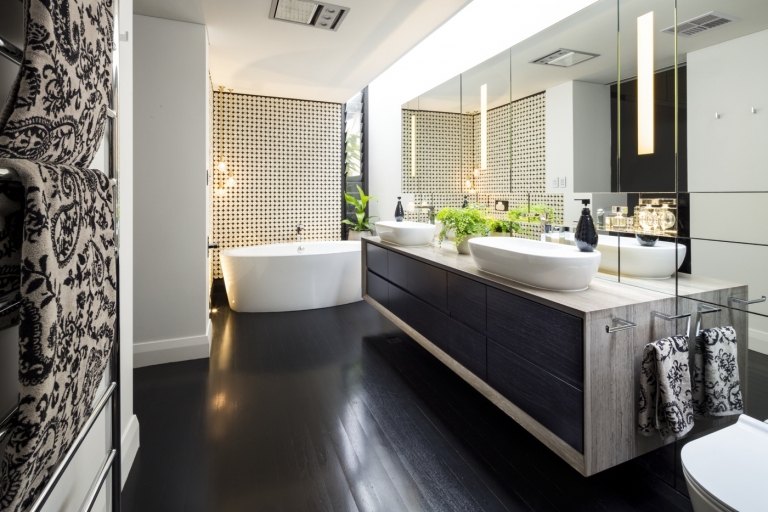moderne Bäder ohne Fliesen Wandgestaltung mit Farbe und Tapeten eine freistehende Badewanne aus Keramik und Boden aus Holz