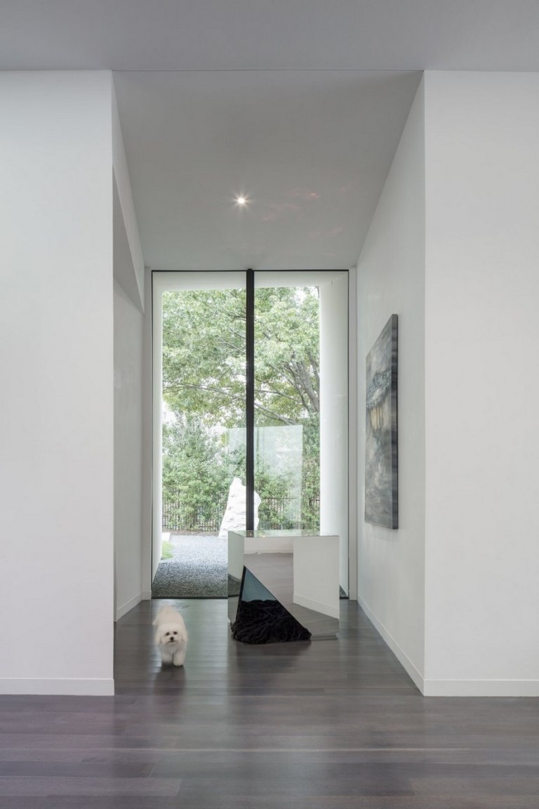 modernes Hundhaus mit Glasoberfläche im Flur minimalistische Gestaltung und alle Räume sind innen gedämmt und energiesparende Beleuchtung