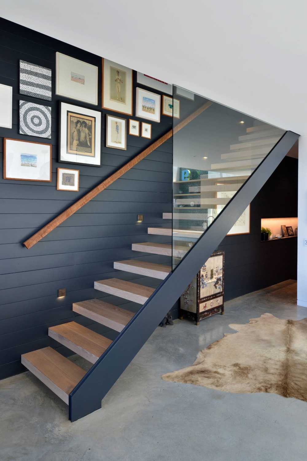 modernes treppenhaus deko mit retro bildern und glastennwand kombinieren