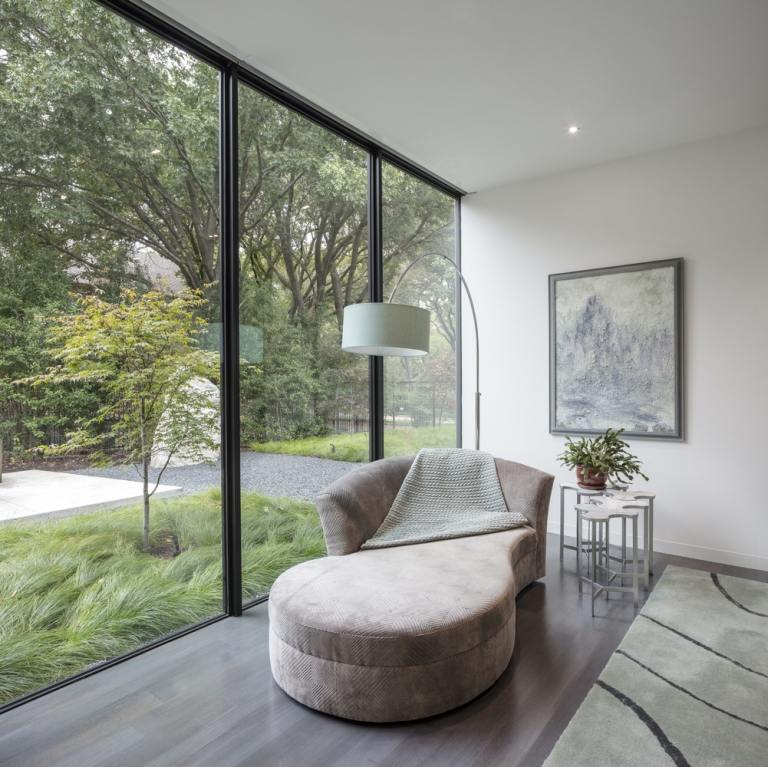 nachhaltig bauen mit recycelten Materialien das Wohnzimmer dämmen gemütliche Sitzecke neben dem Fenster einrichten