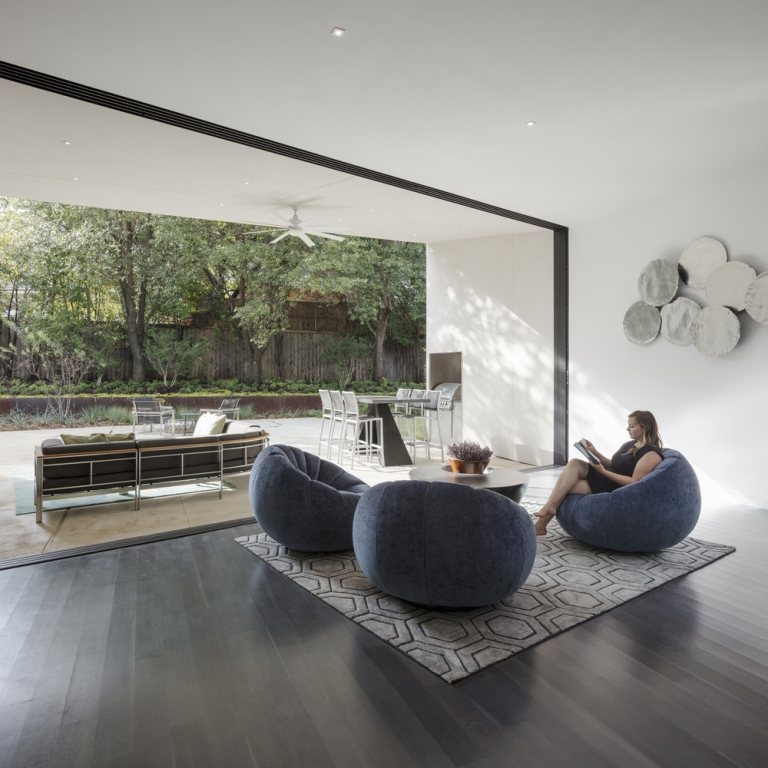 modernes Einfamilienhaus mit Glasfronten und Blick zum Garten