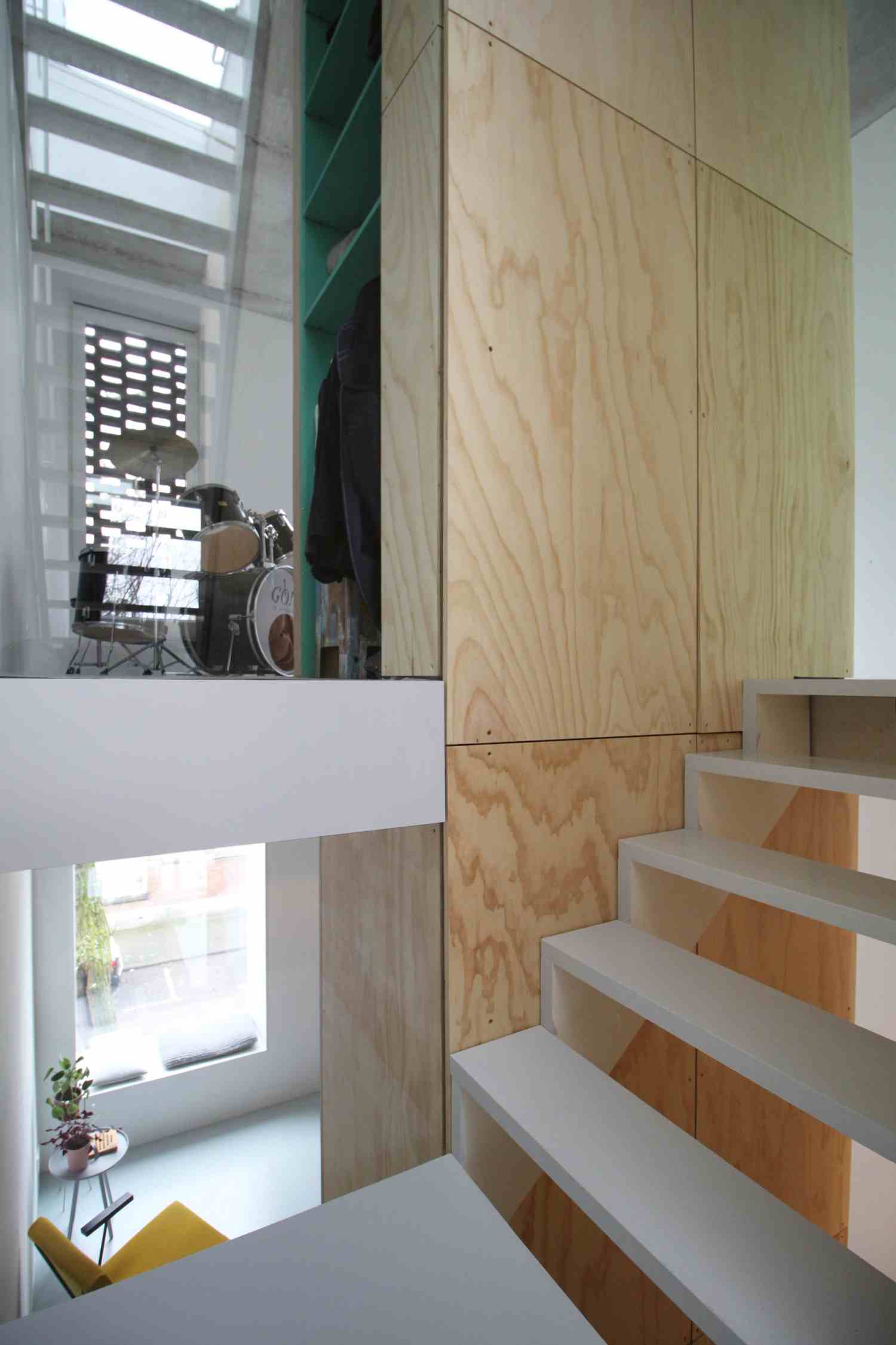 optimal aufgeteilte zimmer mit treppe und sperrholz zwischen wohnraum mit schagzeug