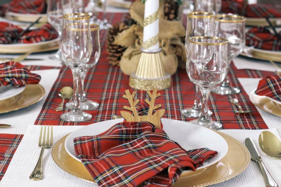 perfekt gedeckter Tisch zu Weihnachten Deko Ideen Kerzen mit Goldspray verzieren und Serviette mit Rentier-Serviettenring