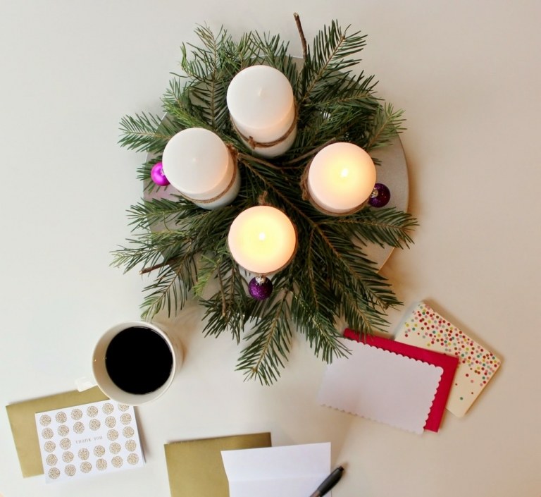 puristische moderne Adventsgestecke basteln und die Weihnachtsgestecke dekorieren mit Naturmaterialien wie Tannenzapfen