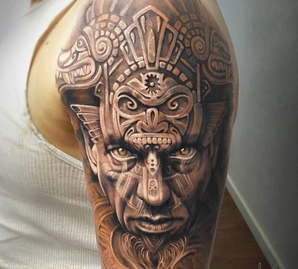 realistisches azteken tattoo für männer mit symbolen