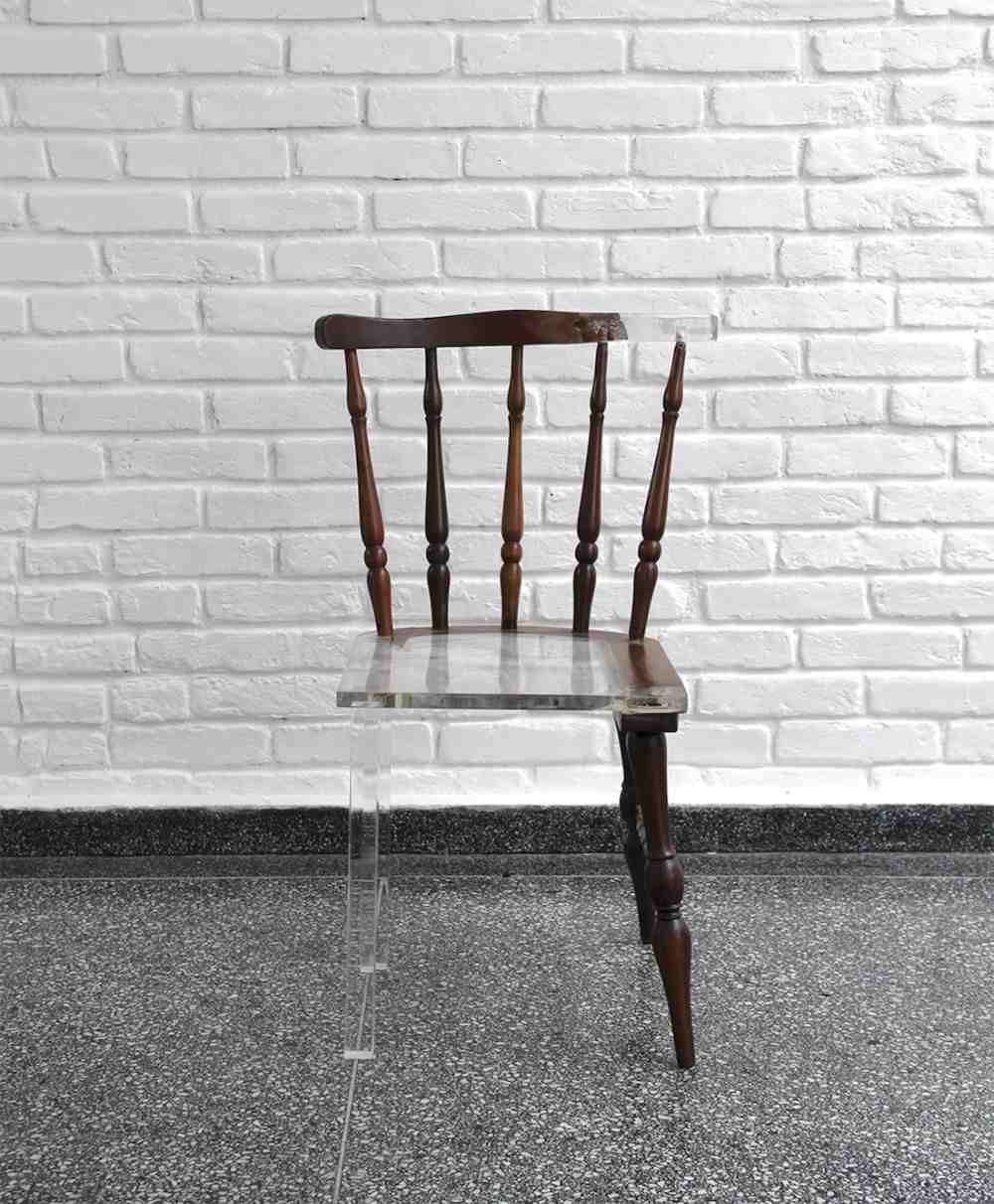 recycelter alter stuhl aus holz mit durchsichtigem epoxidharz vor weißer ziegelwand
