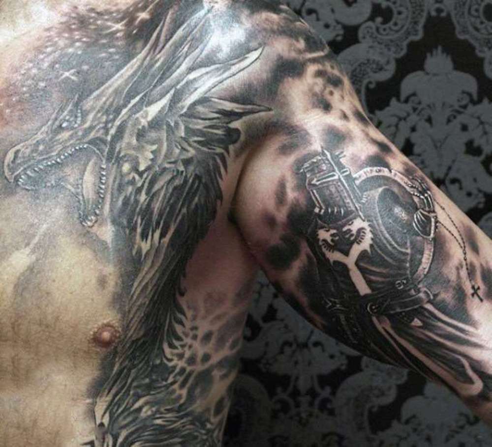 Oberarm innenseite tätowierung Großes Tattoo