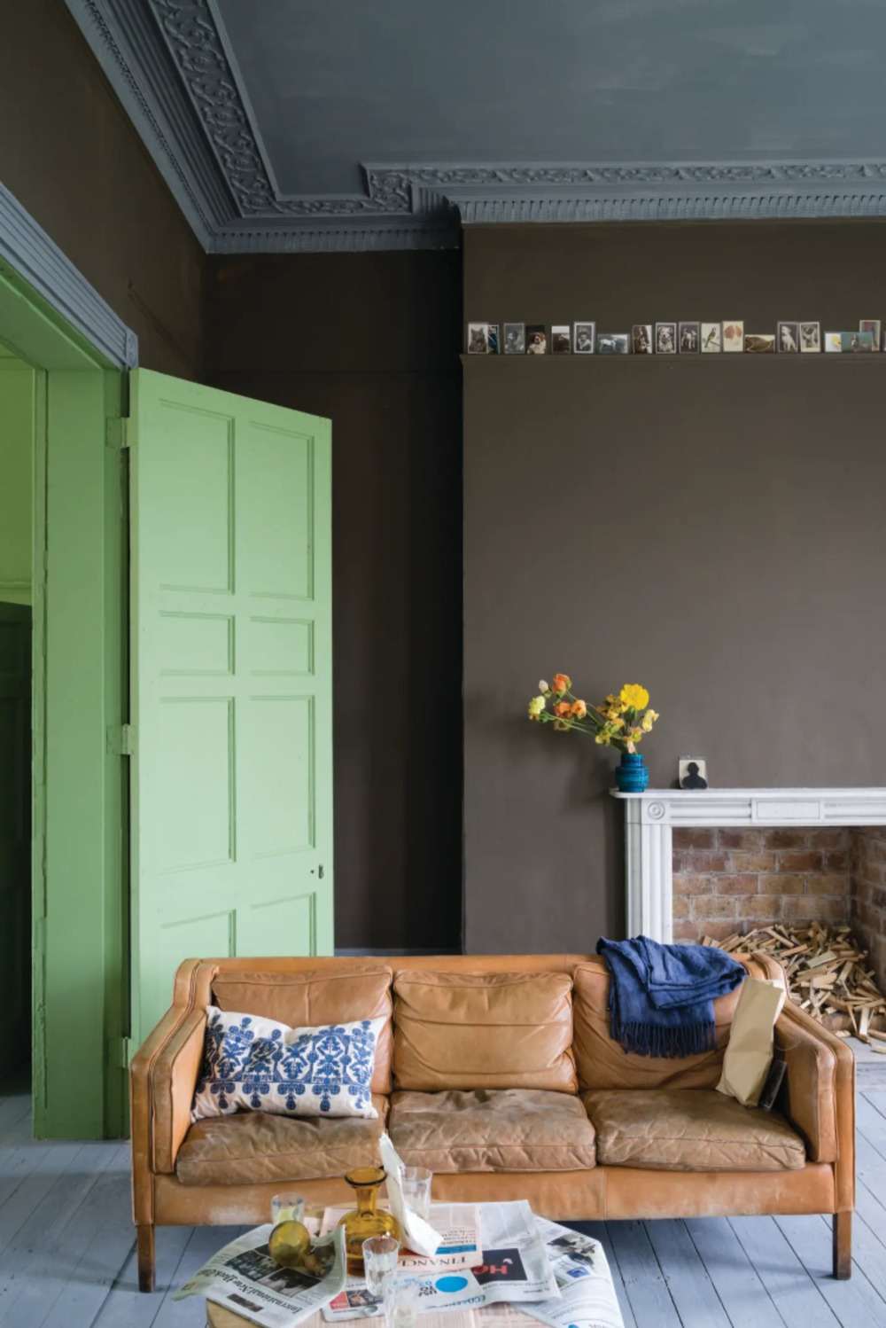 rustikale innentüren streichen eggshell matt grün passend zum ledercouch im wohnzimmer
