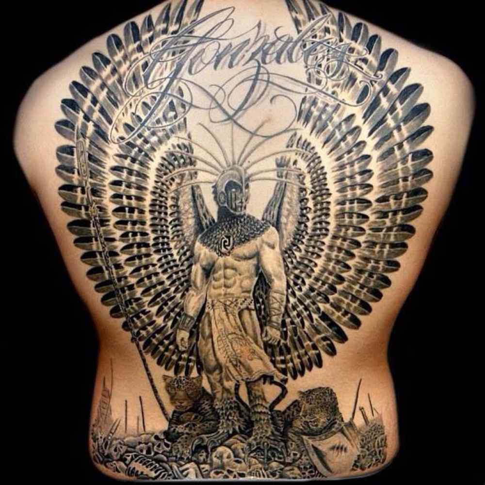 rücken tattoo vom azteken krieger mit flügeln und leoparden in den füßen