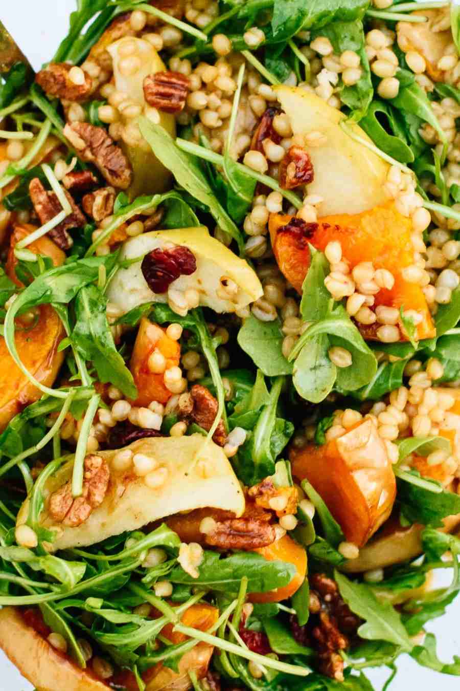 salat für butternusskürbis rezepte vegetarisch mit rucola dinkel äpfeln pekannüssen geröstet mischen