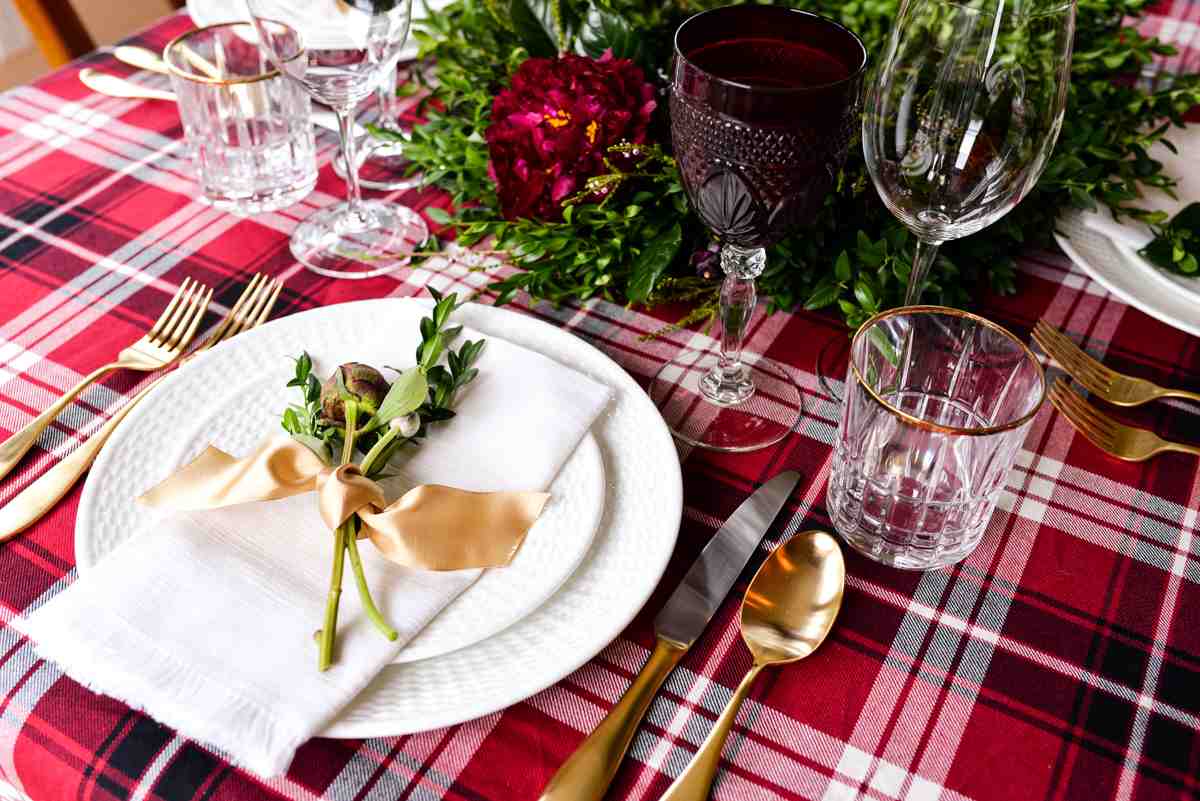 schön gedeckter Tisch zu Weihnachten Perfekte Tischdeko Ideen mit trockenen Blumen auf den Tellern und Tischdecke mit Karomustern