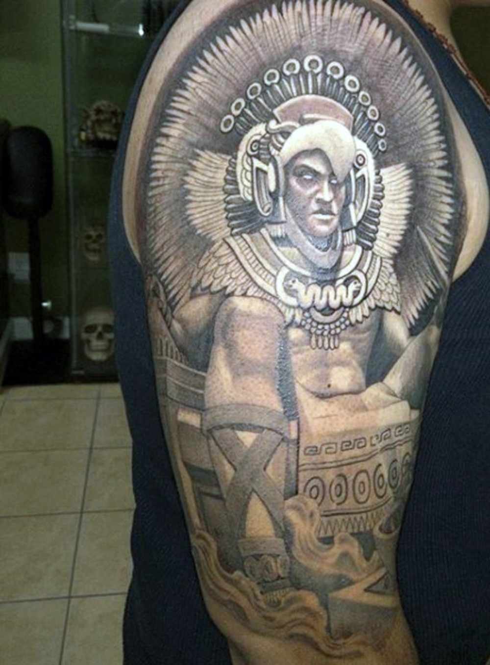 schulter tattoo mit am thron sitzendem azteken herrscher