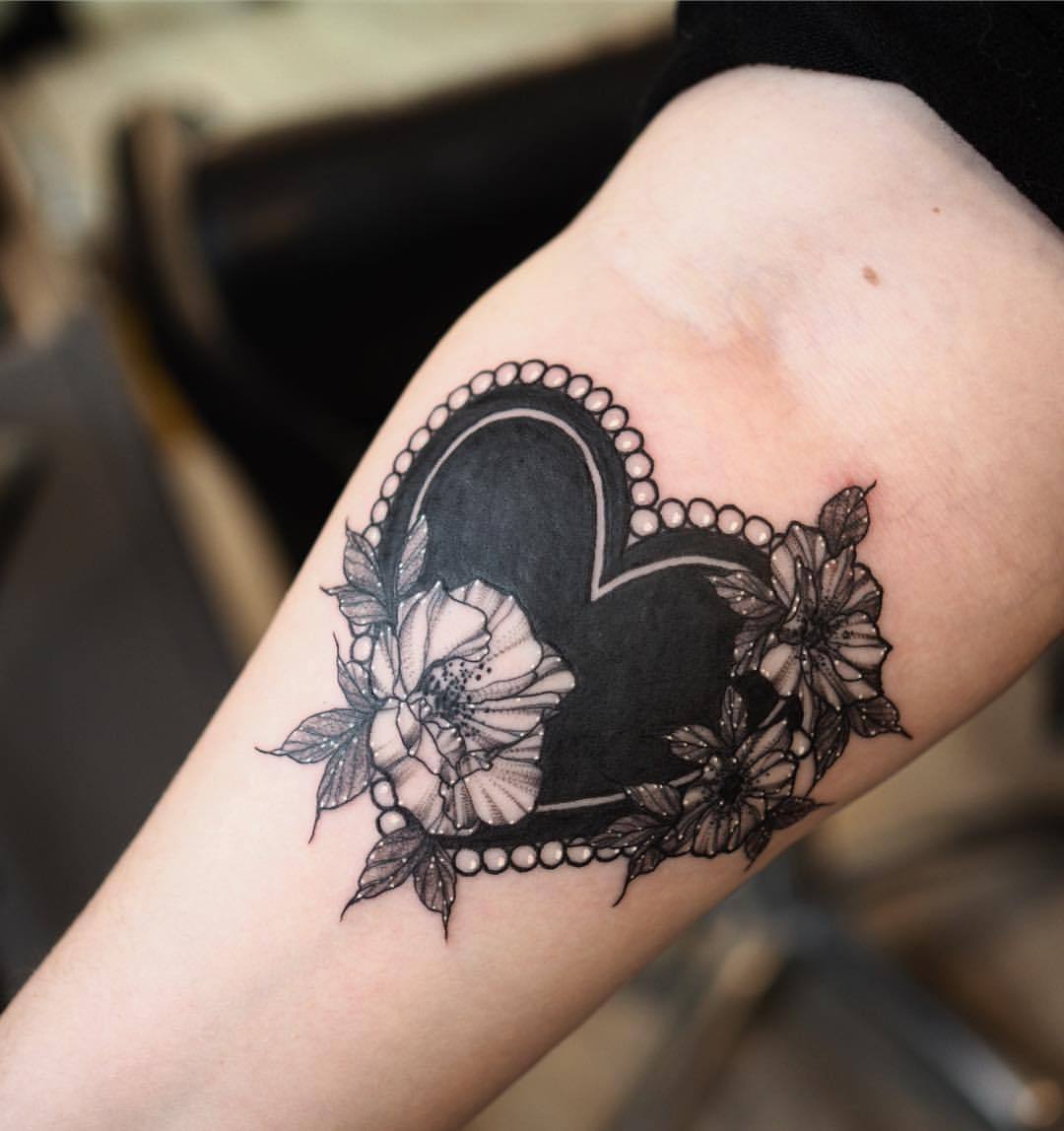 schwarzes Herz Tattoo Bedeutungen Blumen Tätowierung Ideen klein