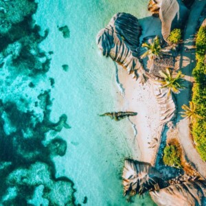 seychellen urlaub 2019 vogelansicht auf insel schöne natur mit korallenriffen und vegetation