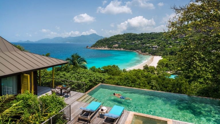 seychellen urlaub mahe insel bungalow mit pool und aussicht auf strand und dorf