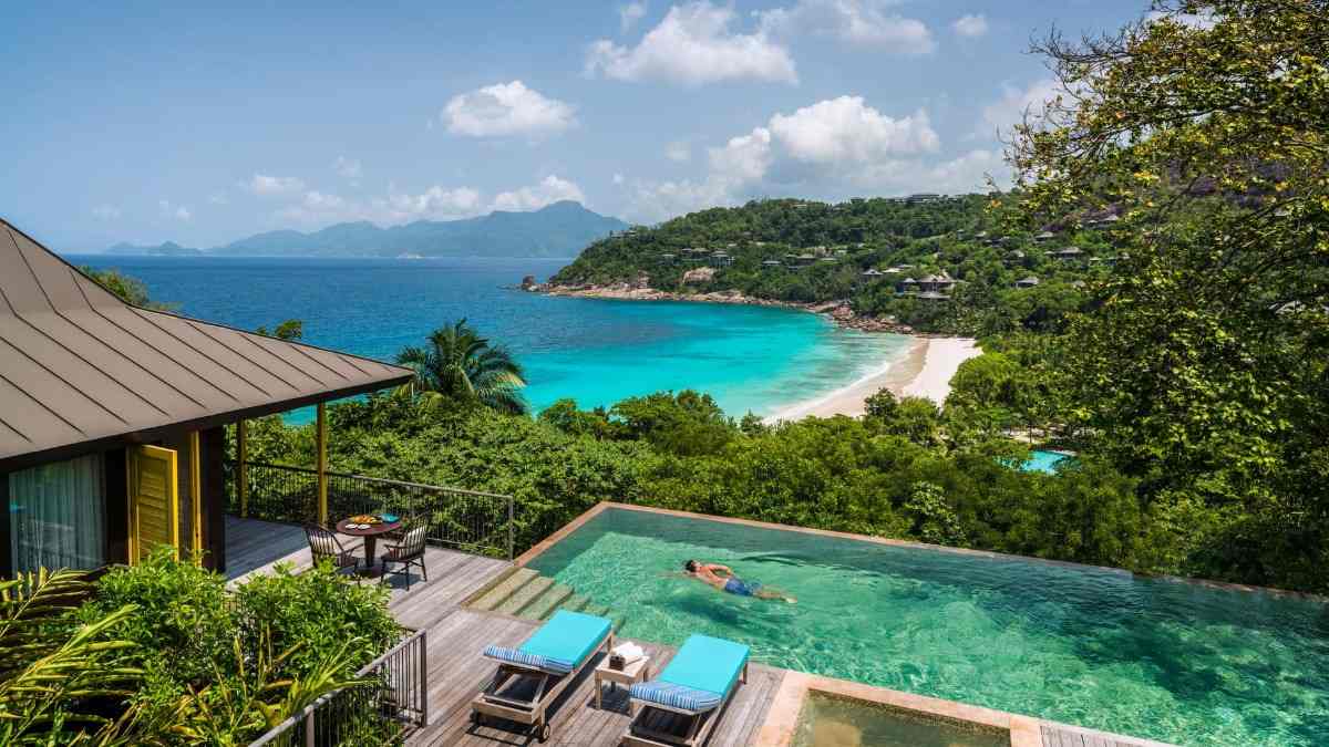 seychellen urlaub mahe insel bungalow mit pool und aussicht auf strand und dorf