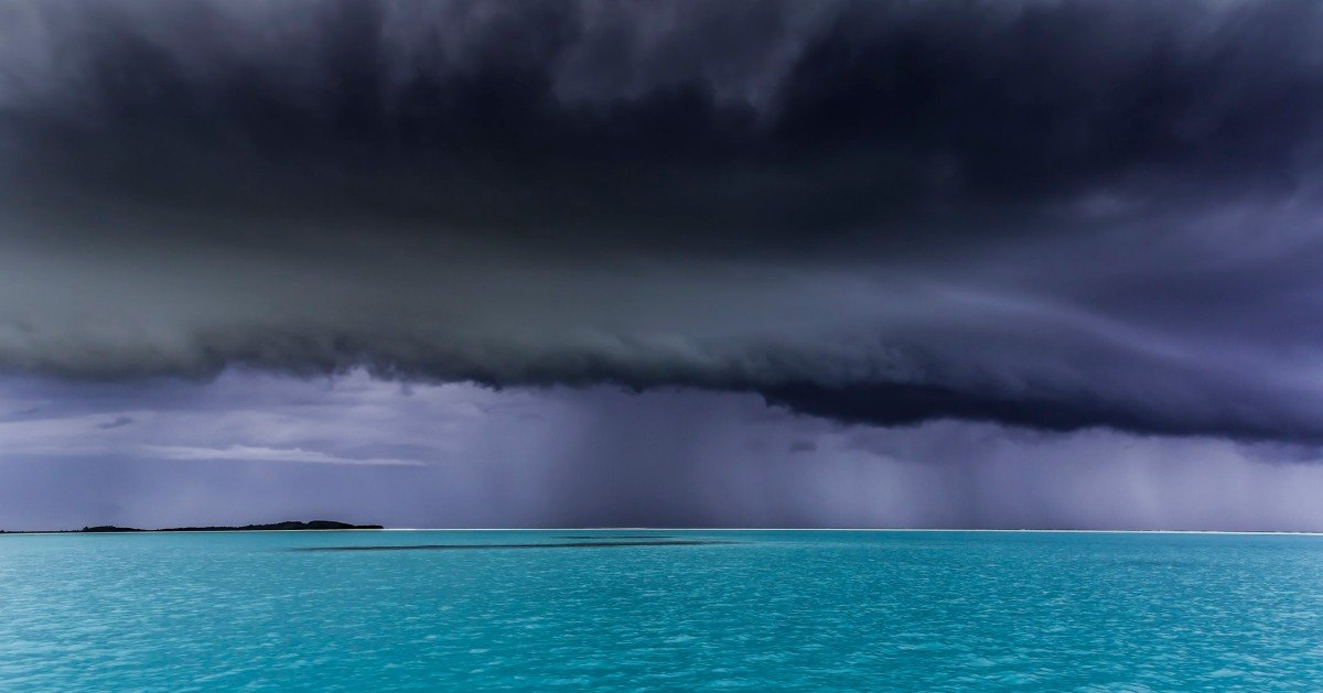 seychellen urlaub wetter sturm während regen mit dichten wolken über blauem wasser