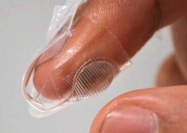 silikon mit sensor am finger für innovative virtuelle realität als kunsthaut verspüren