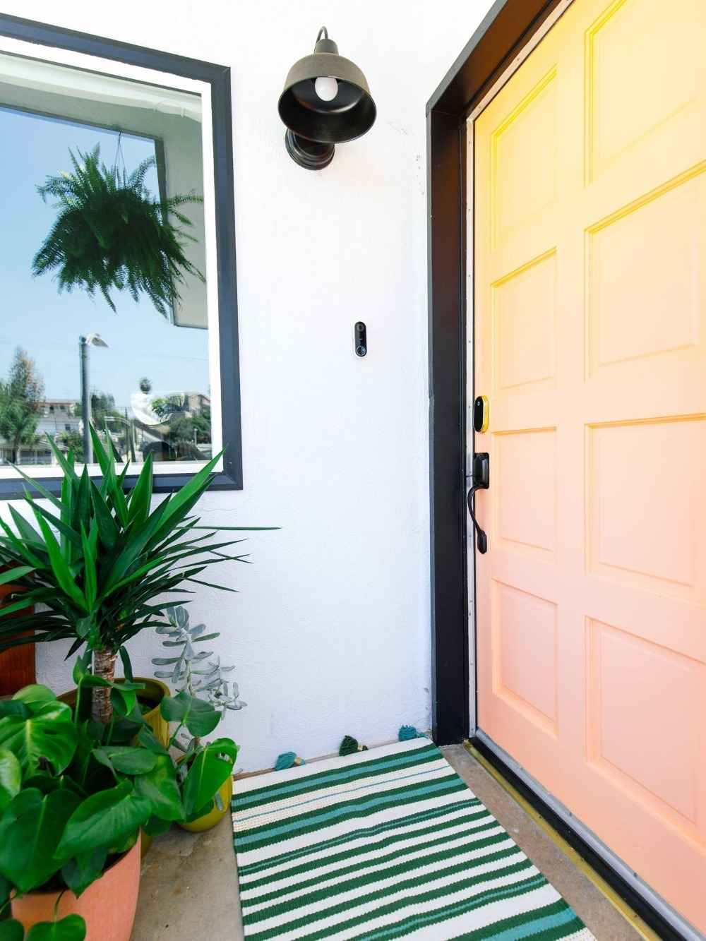 sommerliche farbnuancen für Zimmertür und pflanzen