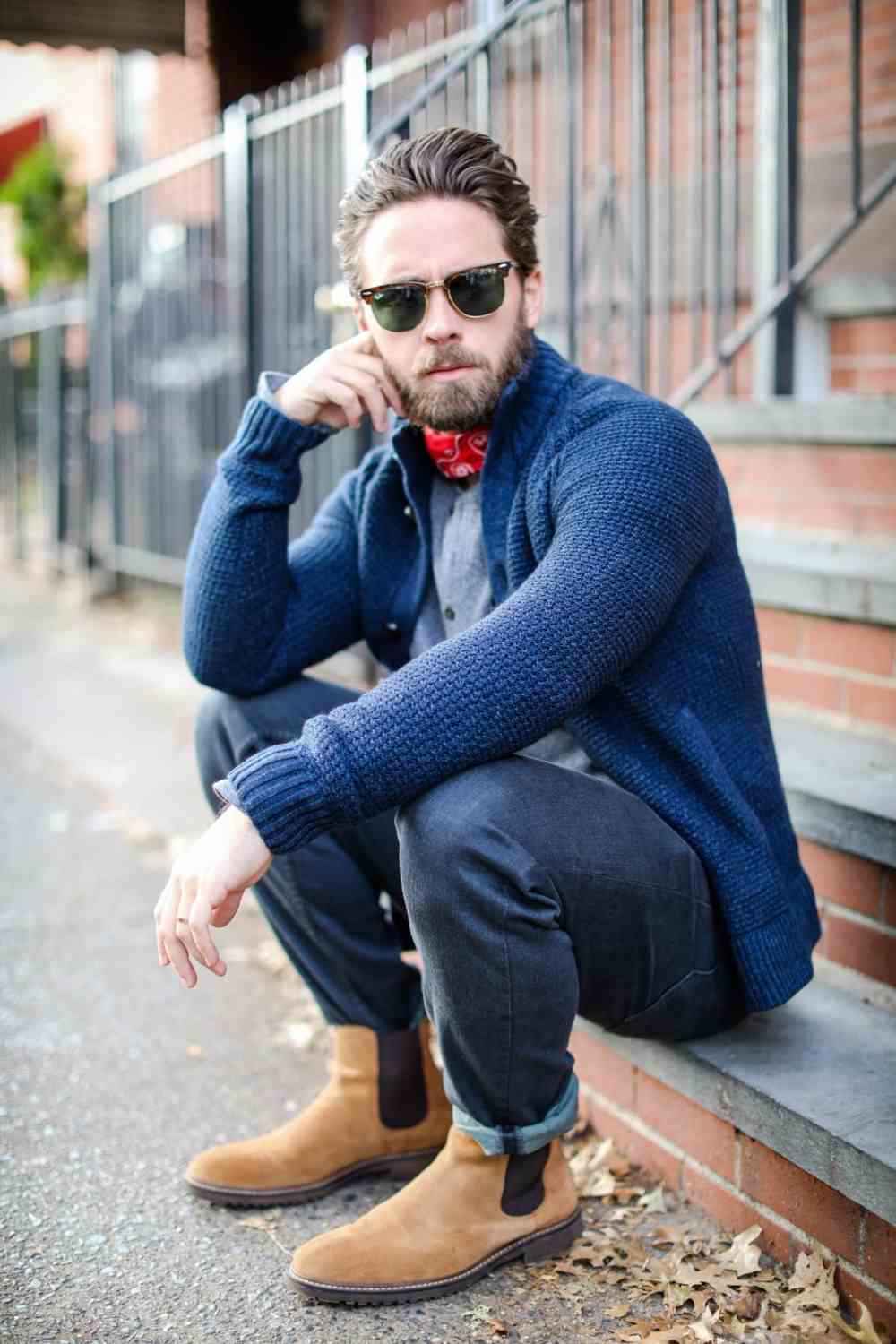 strickjacke in dunkelblau für einen casual look männer mit braunen stiefeletten und jeans im herbst