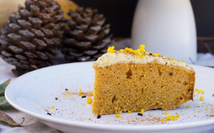 stück kuchen mit geriebenem butternut kürbis rezeptidee für den herbst