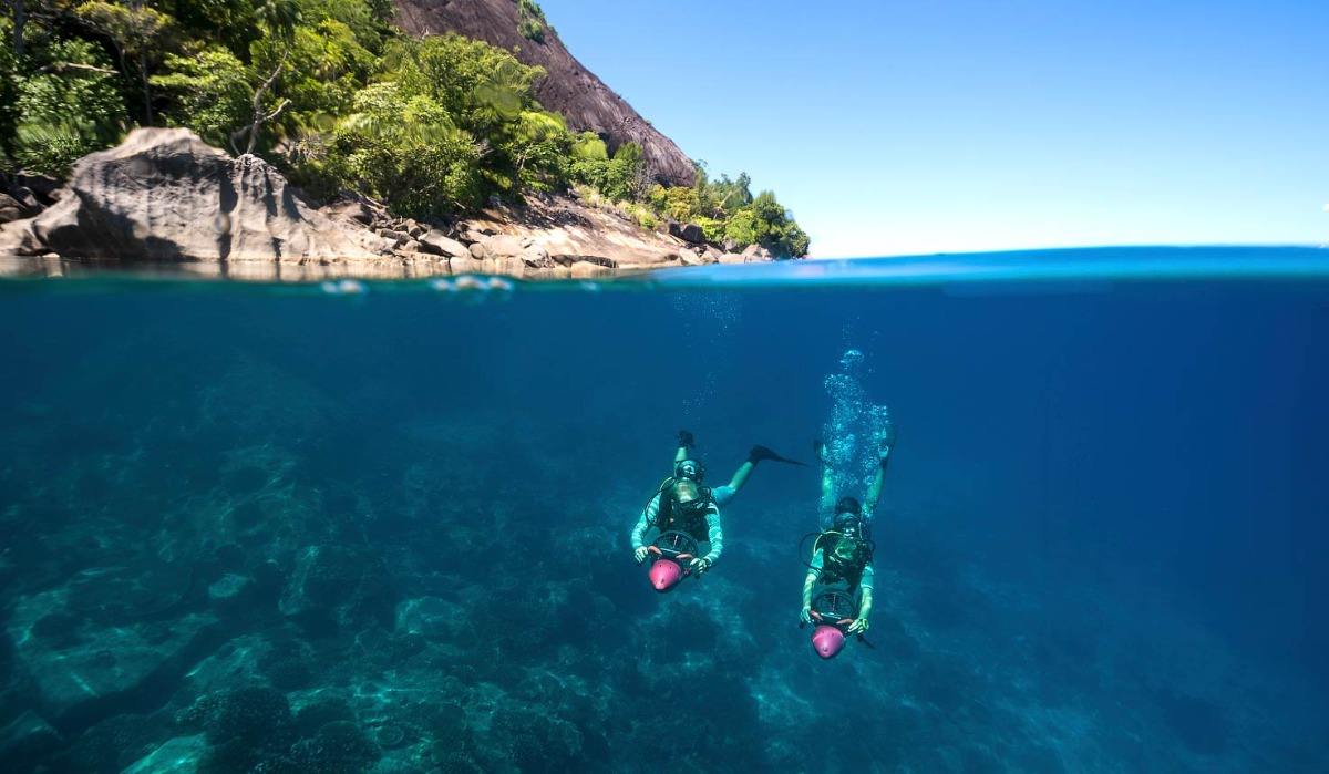 tauchen auf den seychellen mit ausrüstung als unterwasser erlebnis