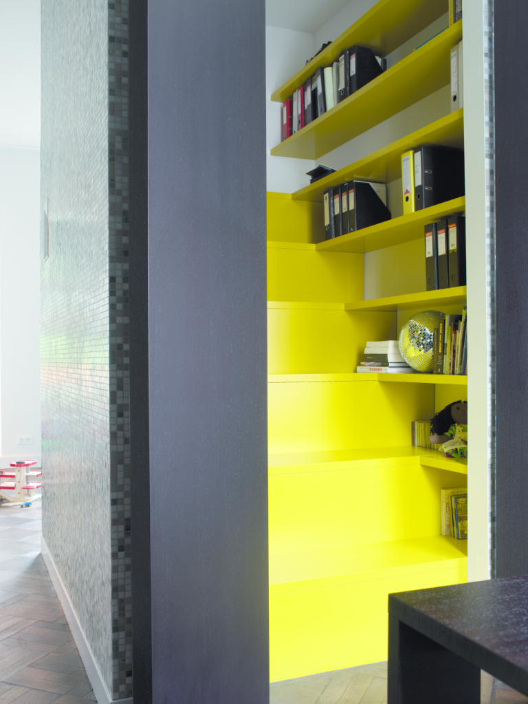treppenregale für treppenaufgang gestalten in gelb mit büchern und discokugel im kinderzimmer