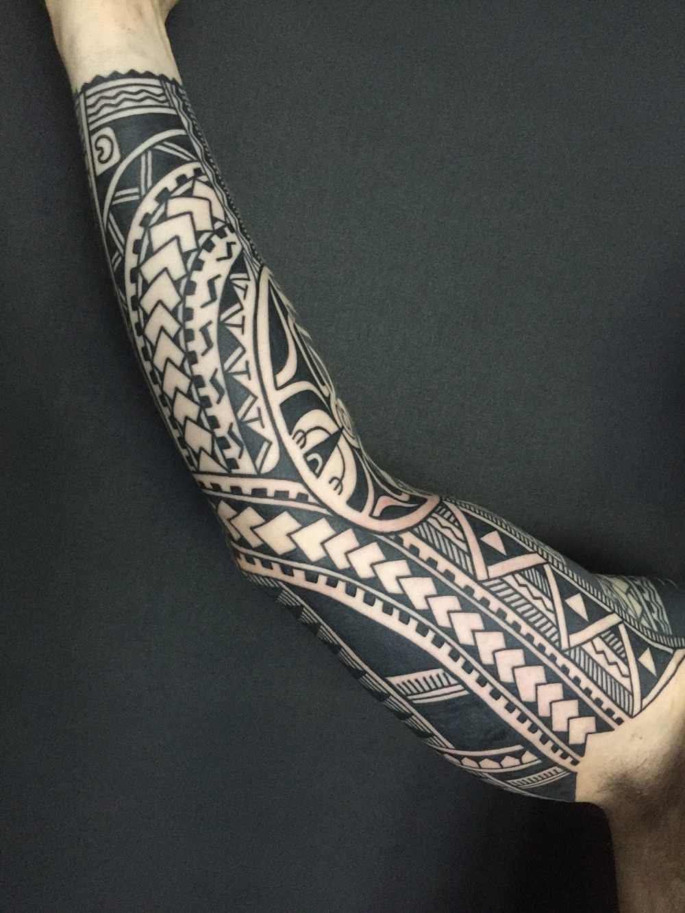 tribal tattoo ärmel mit schwarzer tinte vom unterarm bis achsel