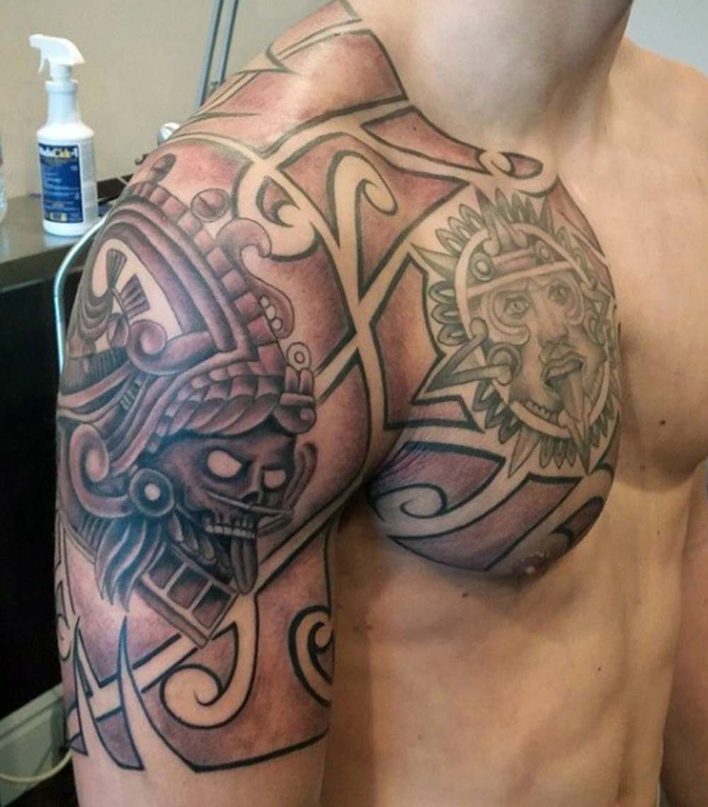 tribal tattoo brust mit aztekischen motiven in rot und schwarz sonnengott