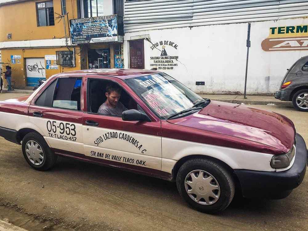 typischer taxi auto in mexiko in weinrot und weiß auf der straße haltend
