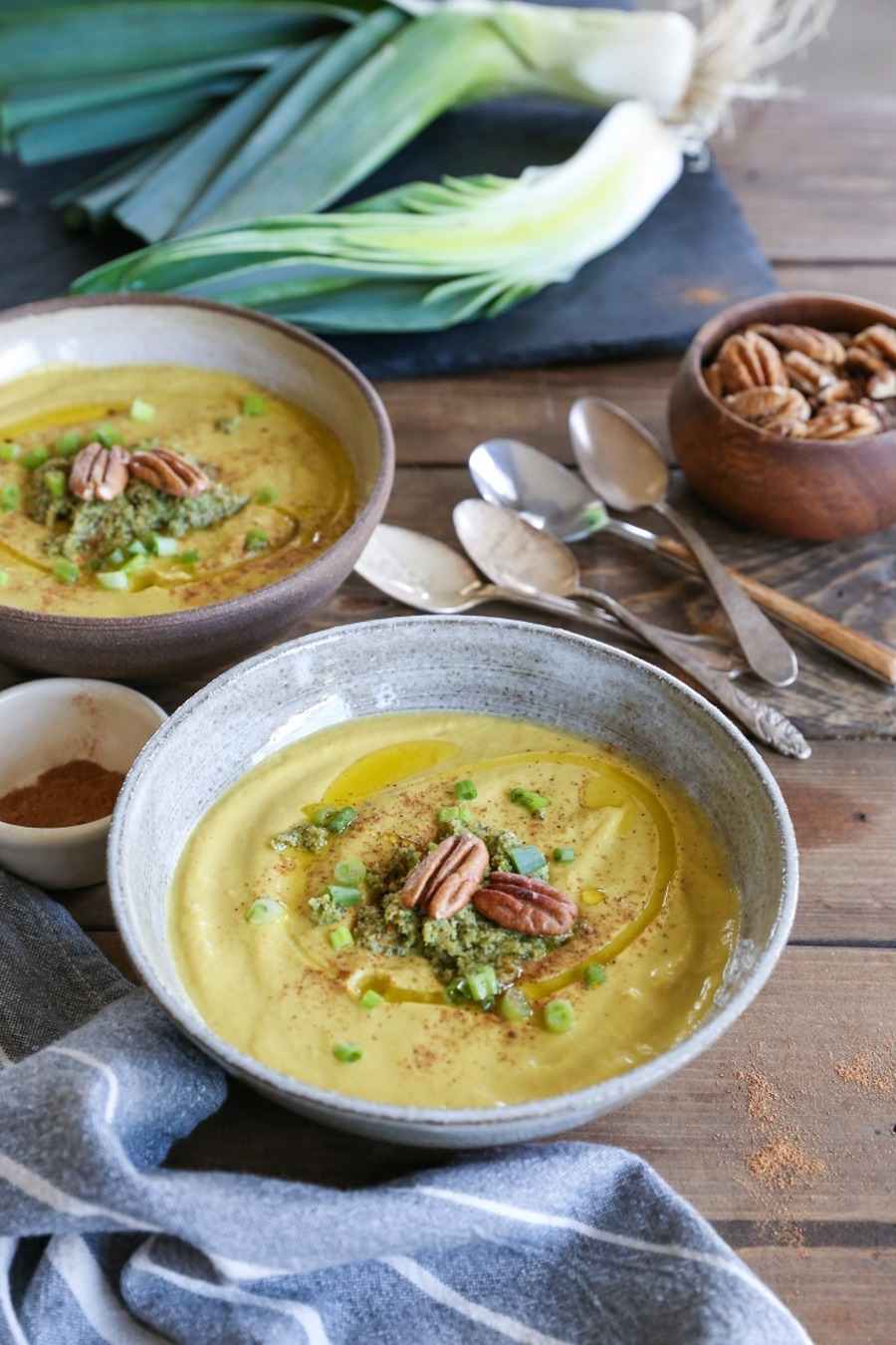vegane butternut kürbis suppe mit pekannüssen schuss olivenöl und lauchzwiebeln