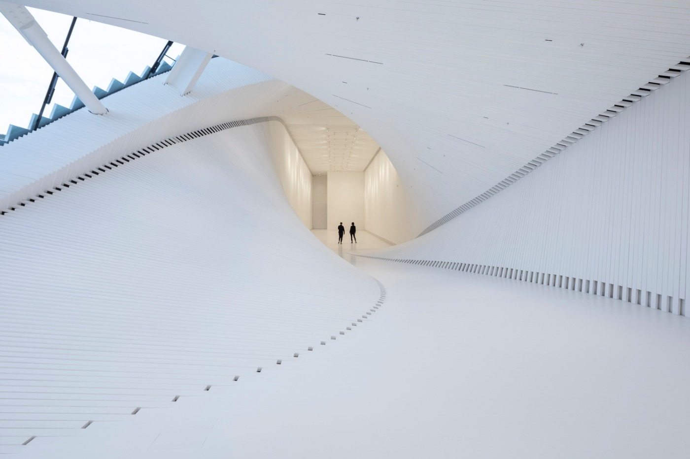 verdrehter innenraum in weiß entworfen für ein modernes museum twist in norwegen