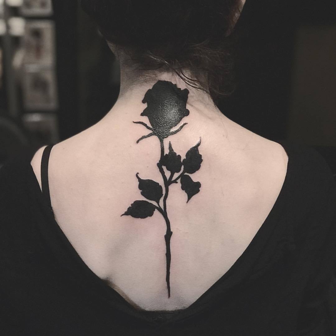 was bedeutet schwarze Rose Rücken-Tattoo für Frauen Ideen