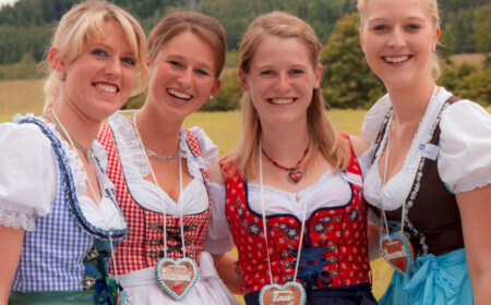 welche dirndl sind 2019 angesagt Dirndlfarben Rot Blau Grün