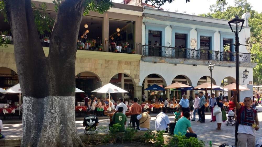 zocalo platz mit cafes und menschen genießend die oaxaca sehenswürdigkeiten